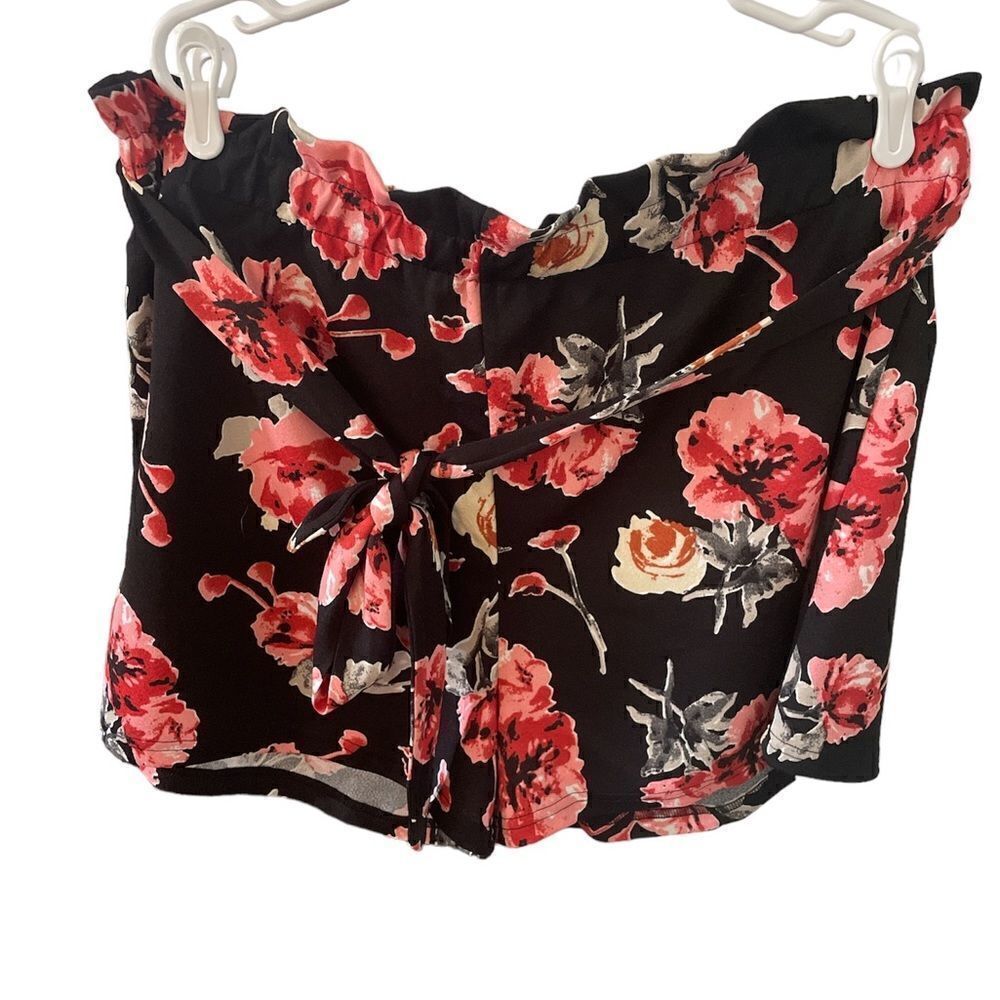 Gorgeous flowy shorts with attached tie belt… so pretty !!!